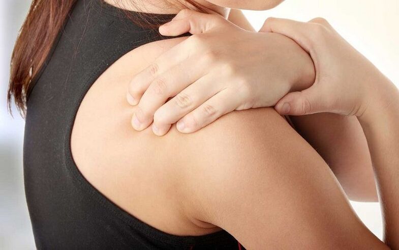 pain under the shoulder blade in the back